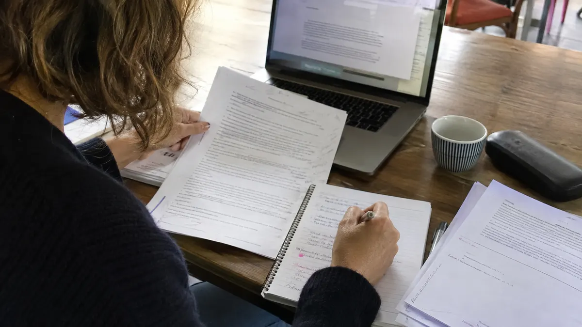 Professeur relisant et validant une fiche de cours